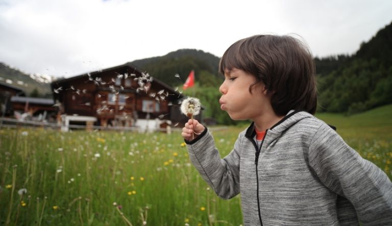 A importância de brincar ao ar livre e 9 benefícios de adotar esse hábito na infância