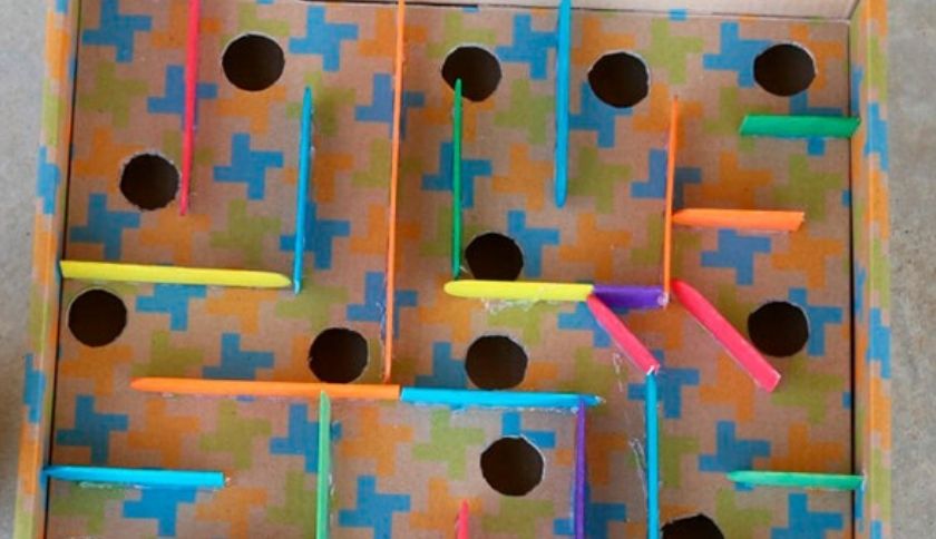 brinquedos recicláveis labirinto de papel