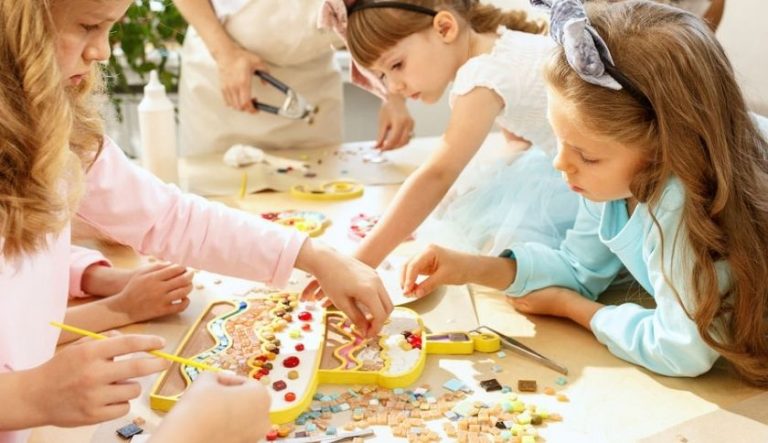 Como Fazer Brinquedos Recicláveis: 7 Ideias Incríveis Para Criar em Casa