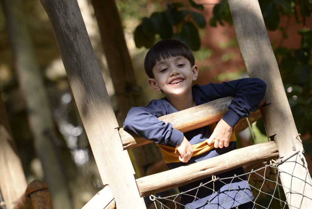 Criança brincando feliz e livre na escola Portal, assim como a campanha de matrículas Desemparedar