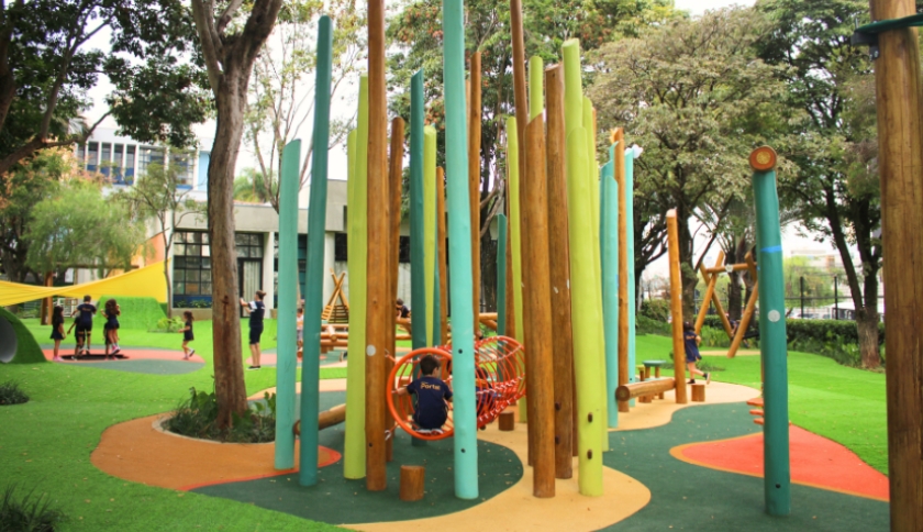Parque Biolífico na Escola Portal, com brinquedos e estruturas que desenvolvem o pensamento lúdico