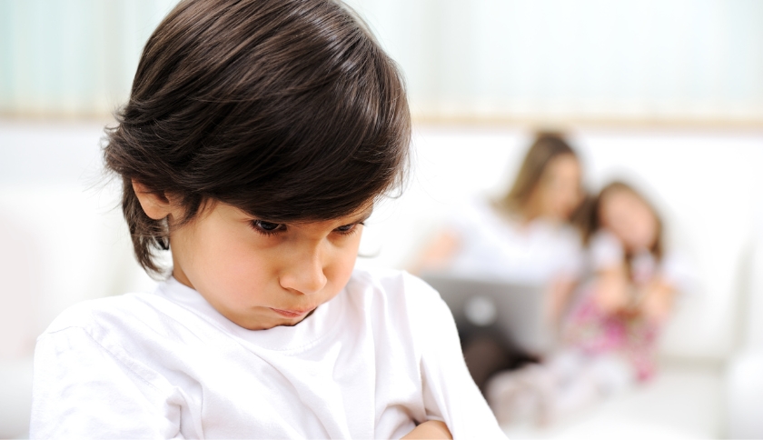 Irmão mais velho com ciúmes 