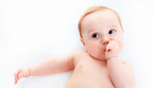 Bebê chupando o dedo: quais os perigos?