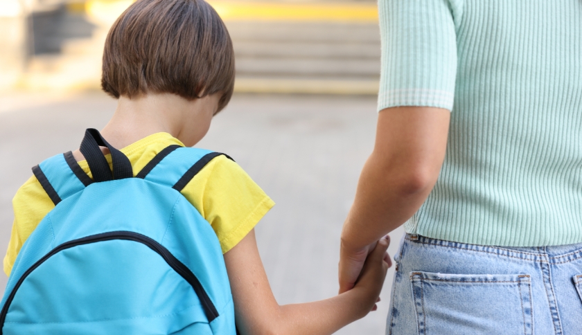Criança indo com a mãe na escola